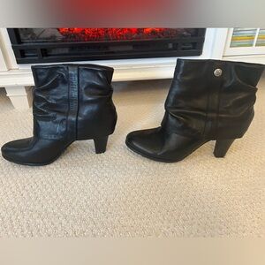 Women’s BCBG black leather ankle boot in size39/9.   Great condition